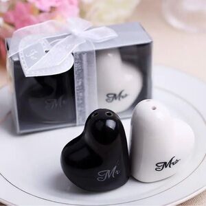 {NIB} Heart Shaped Mr. and Mrs. Salt and Pepper Shakers Wedding